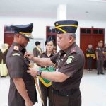 Kajatisu Dr.Harli Siregar SH MHum saat melakukan pelantikan