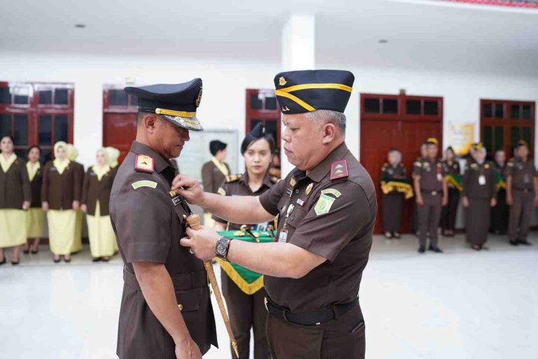 Kajatisu Dr.Harli Siregar SH MHum saat melakukan pelantikan