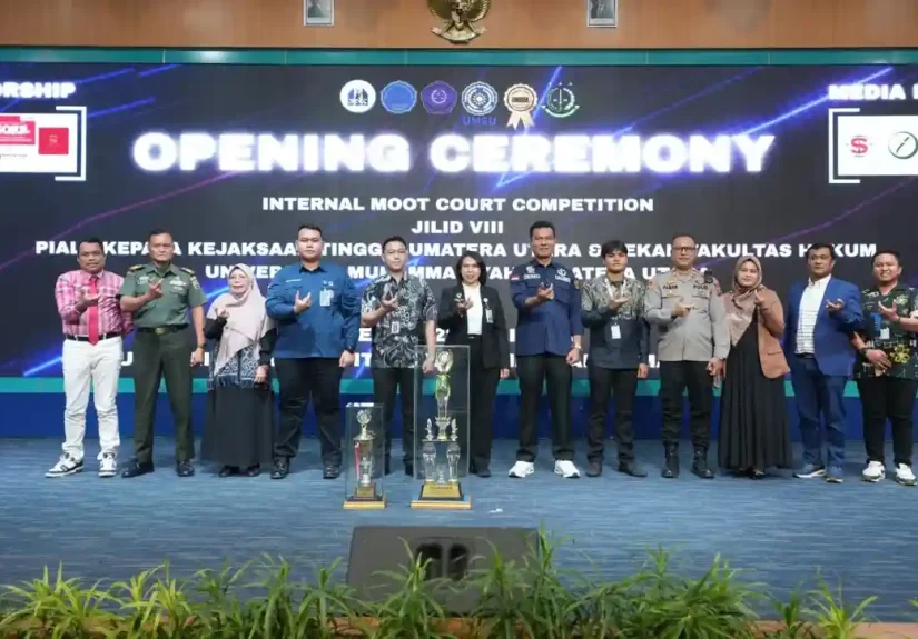 Jajaran Dekanat Fahum UMSU bersama para dosen dan tamu undangan serta narasumber FGD dalam open ceremony IMCC Jilid VIII