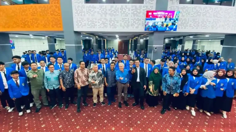 WR I Prof Dr Muhammad Arifin SH MHum dan Dekan Fahum Dr Faisal SH MHum, WD I Dr Zainuddin SH MH, WD III Dr Atikah Rahmi SH MH bersama para dosen dan mahasiswa Fahum UMSU peserta KKN 2025