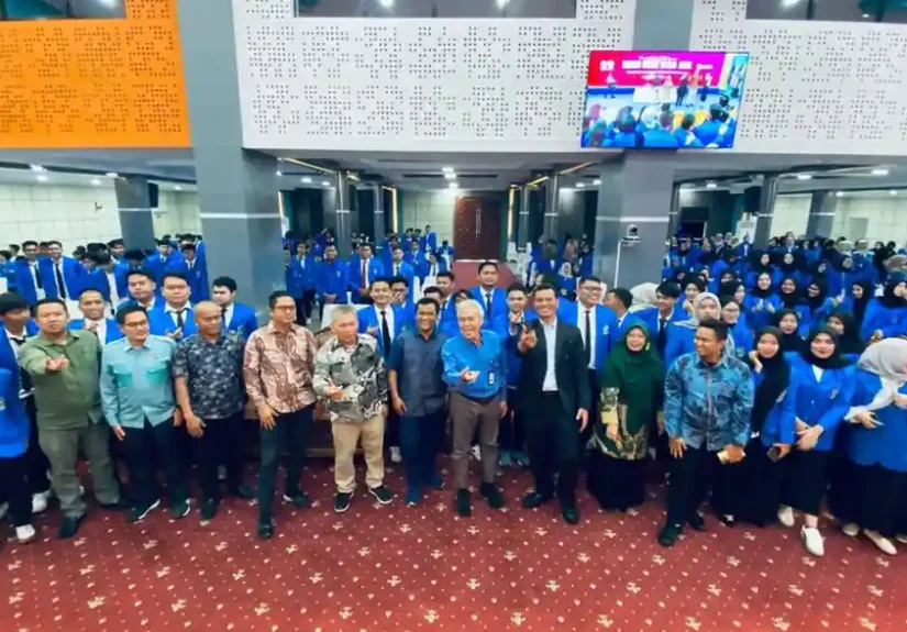 WR I Prof Dr Muhammad Arifin SH MHum dan Dekan Fahum Dr Faisal SH MHum, WD I Dr Zainuddin SH MH, WD III Dr Atikah Rahmi SH MH bersama para dosen dan mahasiswa Fahum UMSU peserta KKN 2025