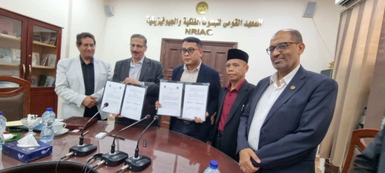Wakil Rektor III UMSU Dr. Rudianto MSi dengan Direktur NRIAG Mesir Prof. Dr. Taha Rabah