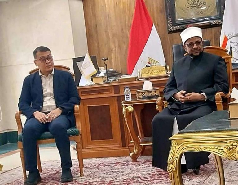 Wakil Rektor III UMSU Dr Rudianto bersama Sekjen Islamic Research Academy Al-Azhar, Prof Dr Mohamed El-Gendy