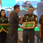 Asisten Intelijen Andri Ridwan SH MH saat menerima penghargaan