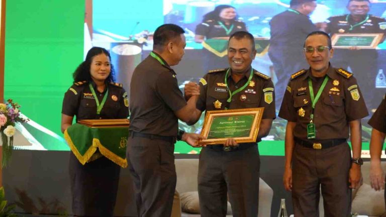 Asisten Intelijen Andri Ridwan SH MH saat menerima penghargaan