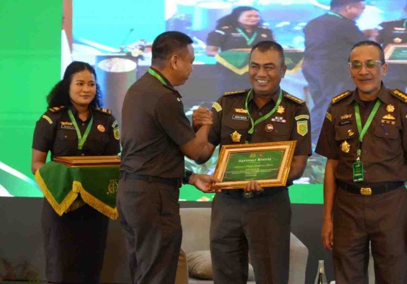 Asisten Intelijen Andri Ridwan SH MH saat menerima penghargaan