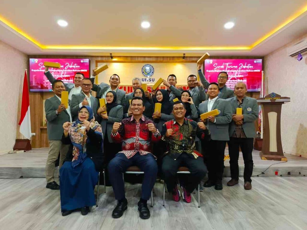 Dekan FH UMSU Assoc Prof Dr Faisal SH MHum, WD I Assoc Prof Dr Zainuddin SH MH dan WD III Dr Atikah Rahmi SH MH bersama para Kabag dan Pengelola Laboratorium Hukum yang Dikukuhkan