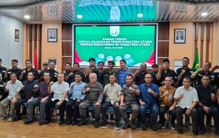 Kajatisu Harli Siregar bersama jajaran dan insan media