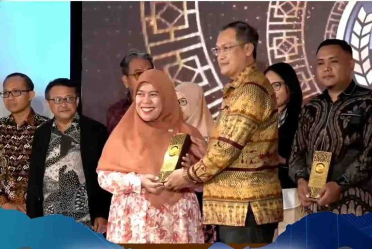 Dosen Fakultas Kedokteran UMSU Dr dr Humairah Medina Liza Lubis MKed(PA) Sp PA menerima penghargaan PKM Award 2025
