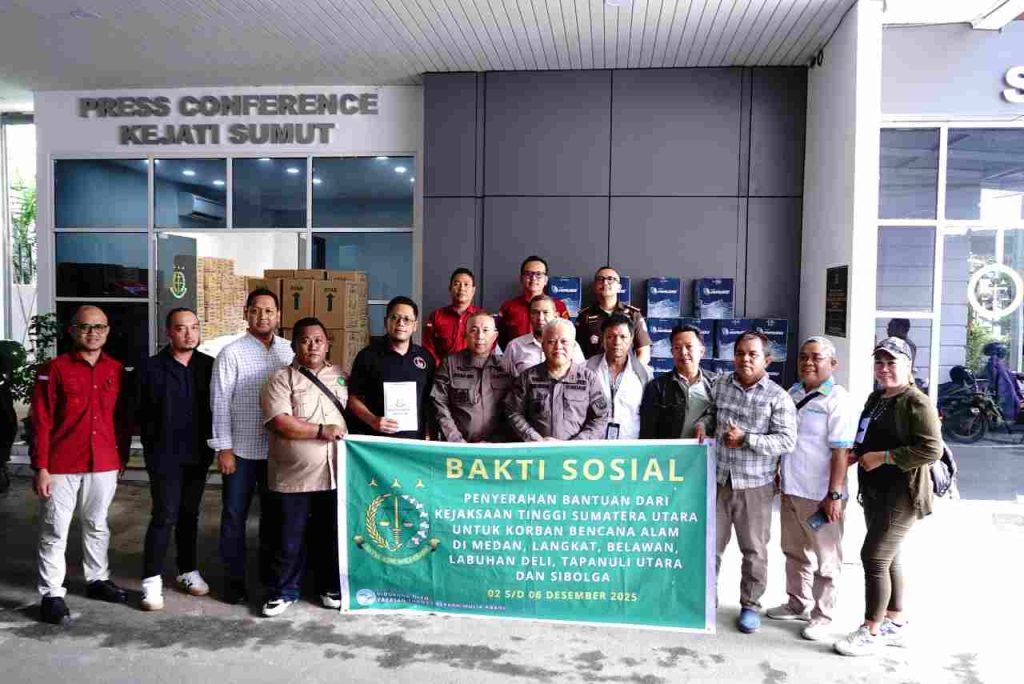 Kajati Sumut Salurkan Bantuan untuk Awak Media dan Masyarakat Terdampak Bencana