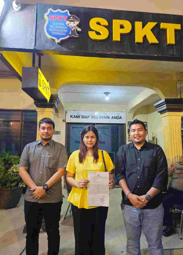 Irene Yolambok Siagian bersama penasehat hukumnya usai membuat laporan