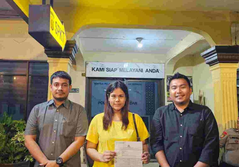 Irene Yolambok Siagian bersama penasehat hukumnya usai membuat laporan