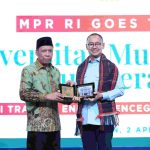 Rektor UMSU Prof Dr Agussani MAP serahkan cindera mata kepada Wakil Ketua MPR RI, Dr. Eddy Soeparno, S.H., M.H.