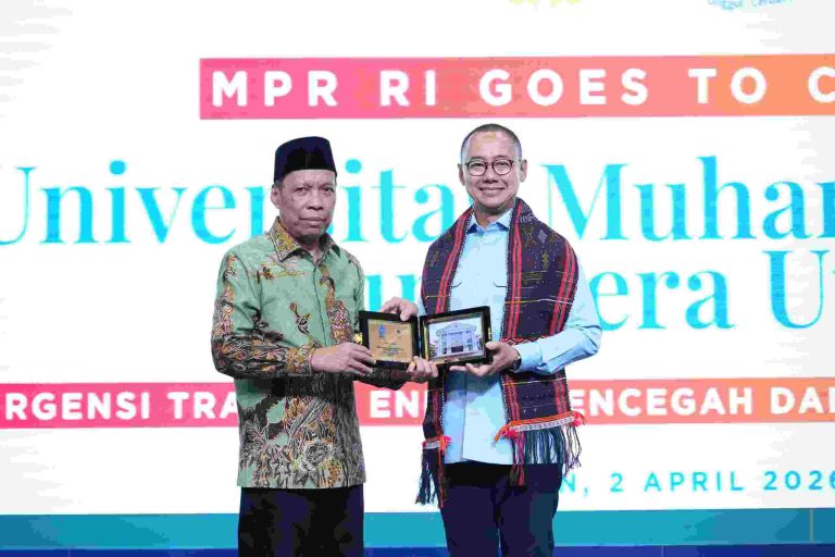 Rektor UMSU Prof Dr Agussani MAP serahkan cindera mata kepada Wakil Ketua MPR RI, Dr. Eddy Soeparno, S.H., M.H.