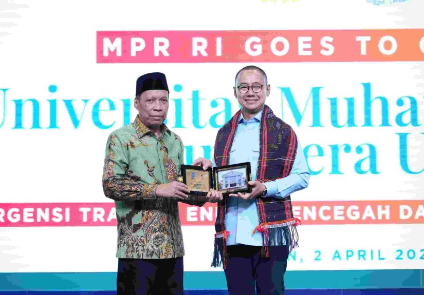Rektor UMSU Prof Dr Agussani MAP serahkan cindera mata kepada Wakil Ketua MPR RI, Dr. Eddy Soeparno, S.H., M.H.